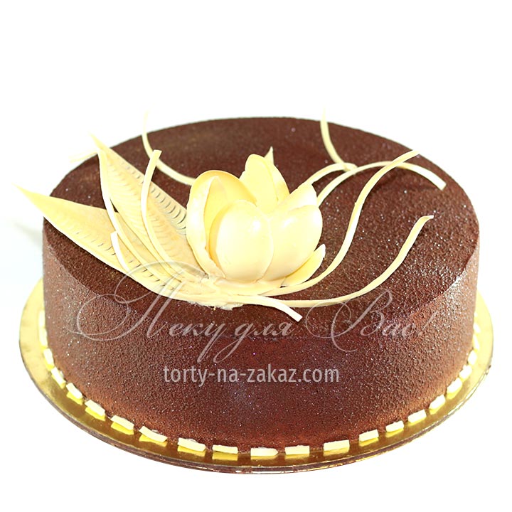 Торт праздничный велюровый, украшенный цветком из белого шоколада