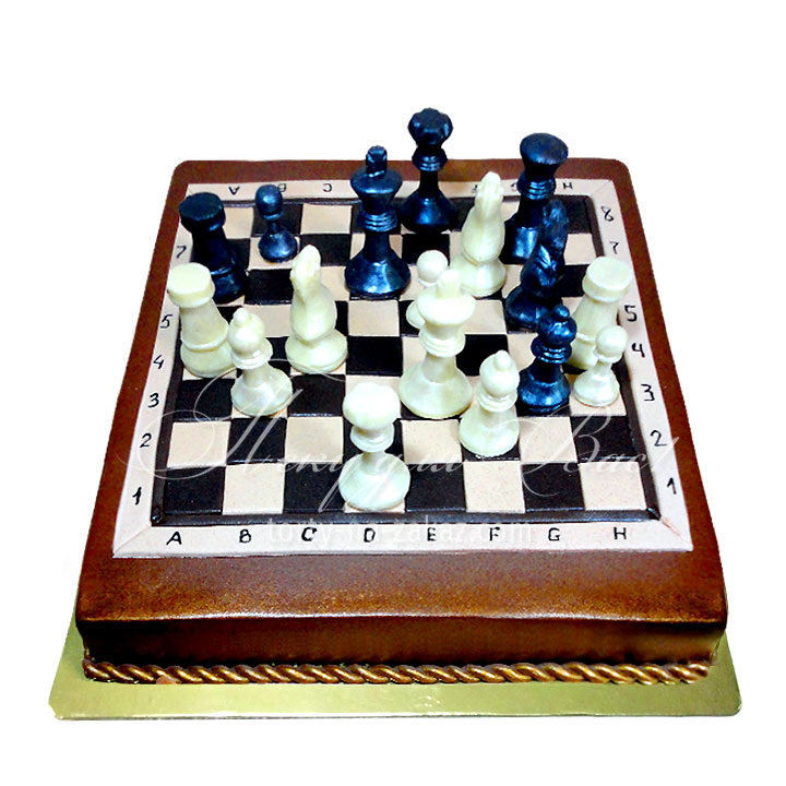 Торт праздничный мастичный «Шахматы» с шоколадными фигурами