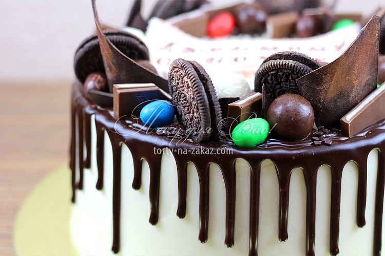 Торт праздничный кремовый с шоколадными подтеками и шоколадным декором Фото 4