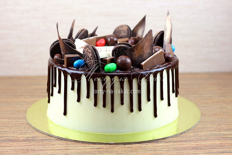 Торт праздничный кремовый с шоколадными подтеками и шоколадным декором Фото 2