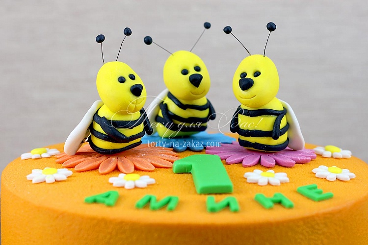 Торт детский велюровый на один годик с фигурками пчел на цветочках «Веселые пчелки» Фото 6