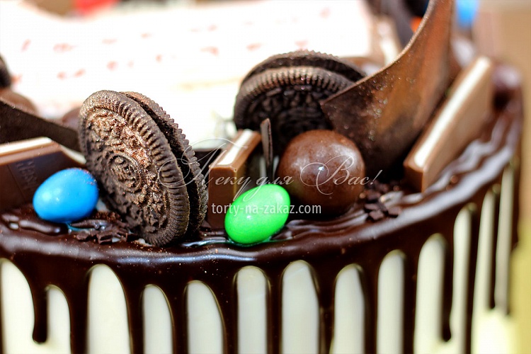Торт праздничный кремовый с шоколадными подтеками и шоколадным декором Фото 9