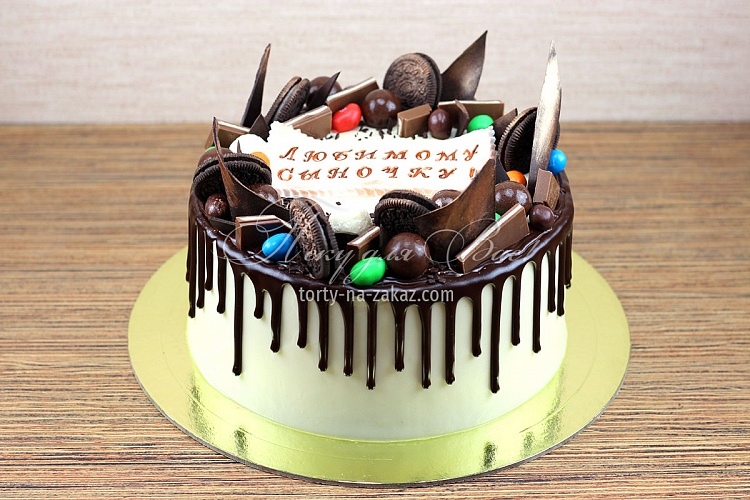 Торт праздничный кремовый с шоколадными подтеками и шоколадным декором Фото 1