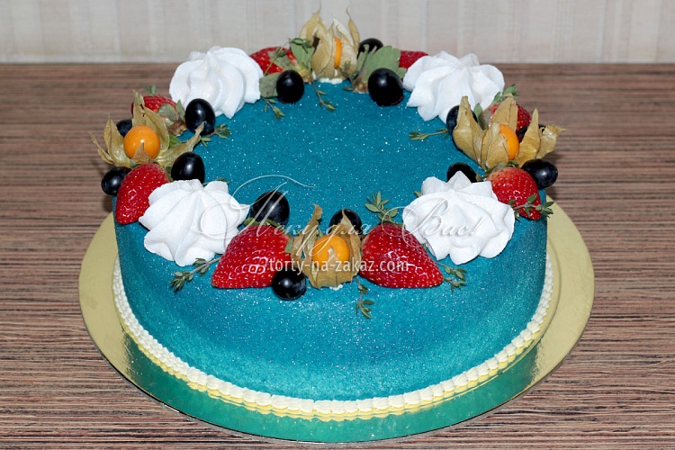 Торт праздничный велюровый со свежими ягодами и безе Фото 1