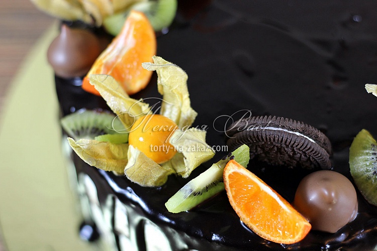 Торт праздничный кремовый, украшенный шоколадной глазурью, ягодами, фруктами и печеньем Орио Фото 6