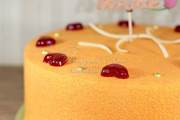Торт праздничный велюровый с шоколадным декором и мармеладными сердечками Фото 6