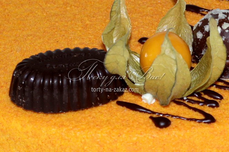 Торт праздничный велюровый, украшенный конфетами и физалисом, фото 5