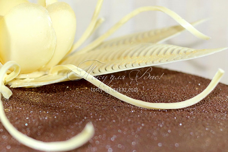 Торт праздничный велюровый, украшенный цветком из белого шоколада Фото 3