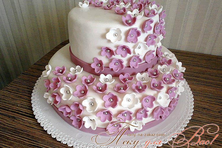Свадебный белый мастичный двухъярусный торт - много мелких цветочков