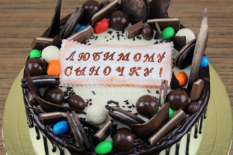 Торт праздничный кремовый с шоколадными подтеками и шоколадным декором Фото 7