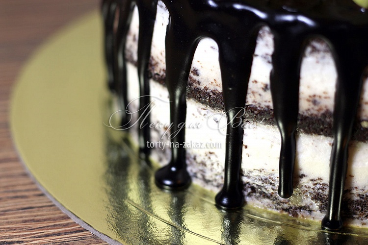 Торт праздничный кремовый, украшенный шоколадной глазурью, ягодами, фруктами и печеньем Орио Фото 9