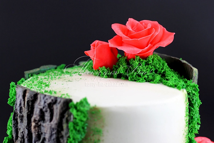 Торт свадебный мастичный двухъярусный, декорированный корой, мхом и цветами Фото 5