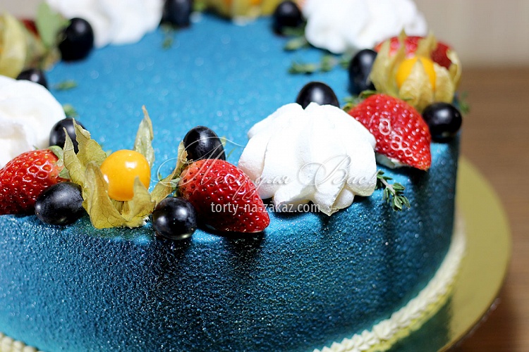 Торт праздничный велюровый со свежими ягодами и безе Фото 4