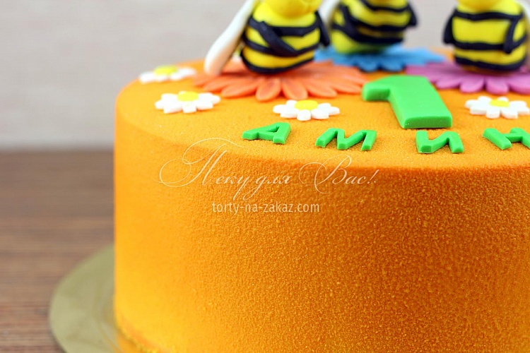 Торт детский велюровый на один годик с фигурками пчел на цветочках «Веселые пчелки» Фото 4