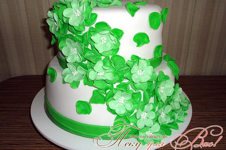 Свадебный торт с зелеными цветами