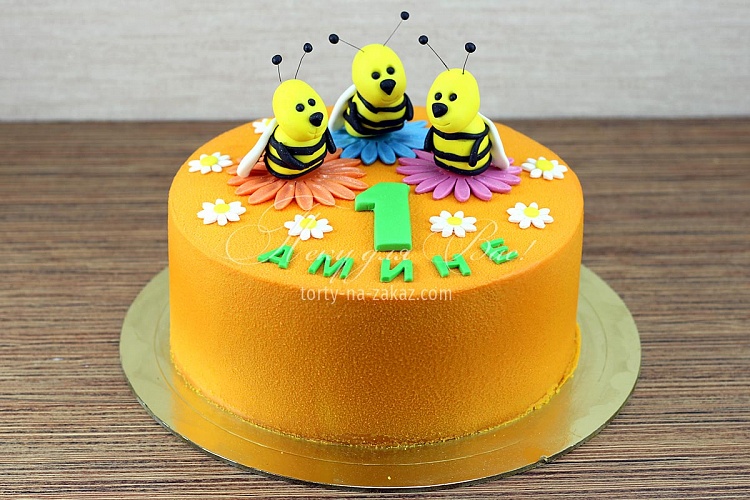 Торт детский велюровый на один годик с фигурками пчел на цветочках «Веселые пчелки»