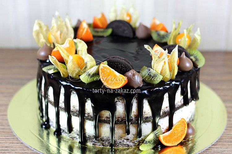 Торт праздничный кремовый, украшенный шоколадной глазурью, ягодами, фруктами и печеньем Орио Фото 2