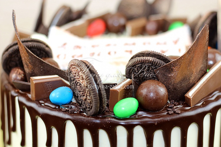 Торт праздничный кремовый с шоколадными подтеками и шоколадным декором Фото 5