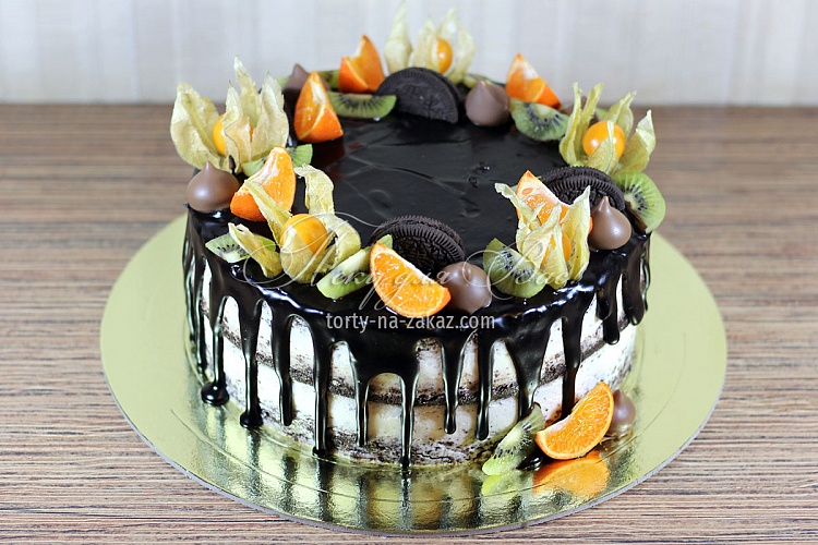 Торт праздничный кремовый, украшенный шоколадной глазурью, ягодами, фруктами и печеньем Орио Фото 1