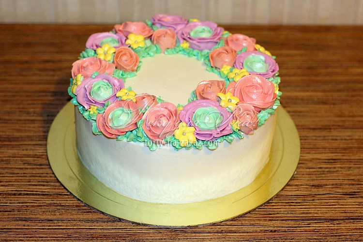 Празничный кремовый торт с кремовыми цветами
