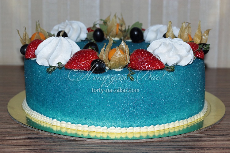 Торт праздничный велюровый со свежими ягодами и безе Фото 2