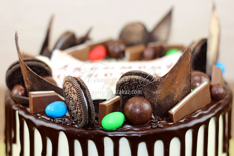 Торт праздничный кремовый с шоколадными подтеками и шоколадным декором Фото 3