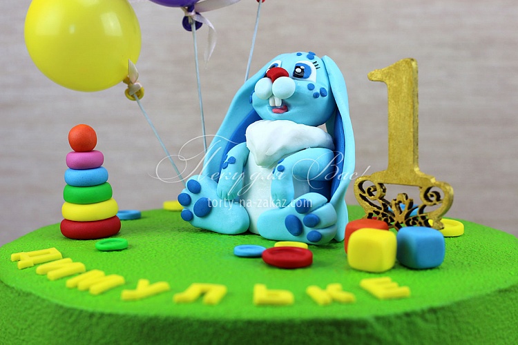 Торт детский велюровый на годик ребенку с мастичным зайцем, игрушками и шариками Фото 5