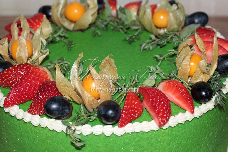Торт праздничный велюровый с ягодным оформлением Фото 3
