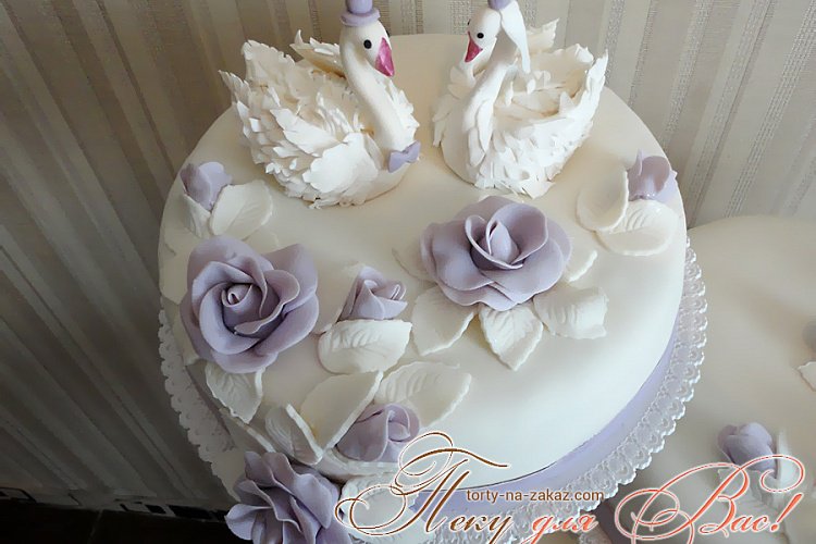 Свадебный трехъярусный торт с лебедями - верхний ярус