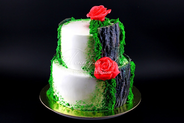 Торт свадебный мастичный двухъярусный, декорированный корой, мхом и цветами Фото 1