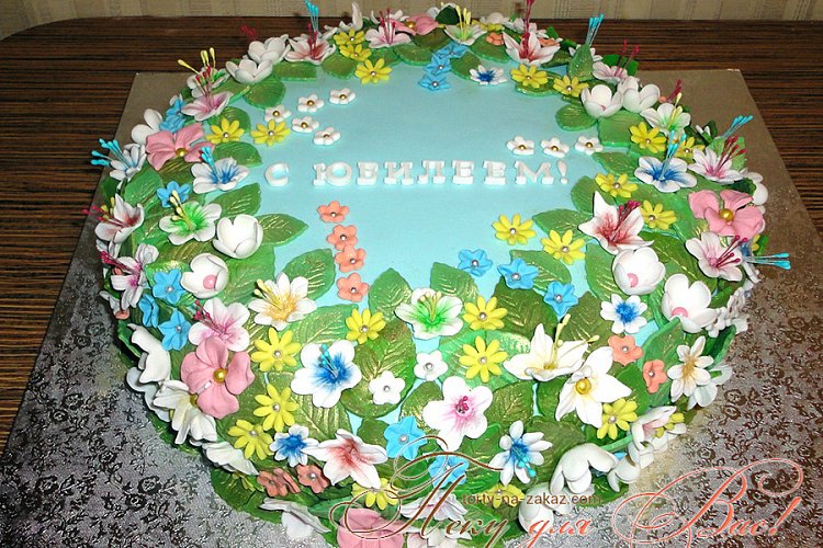 Праздничный торт с мастичными цветами