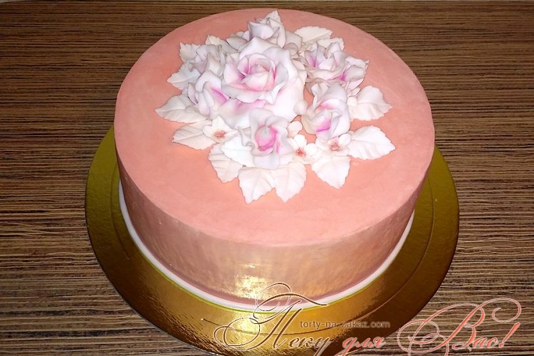 Праздничный торт с мастичными розами