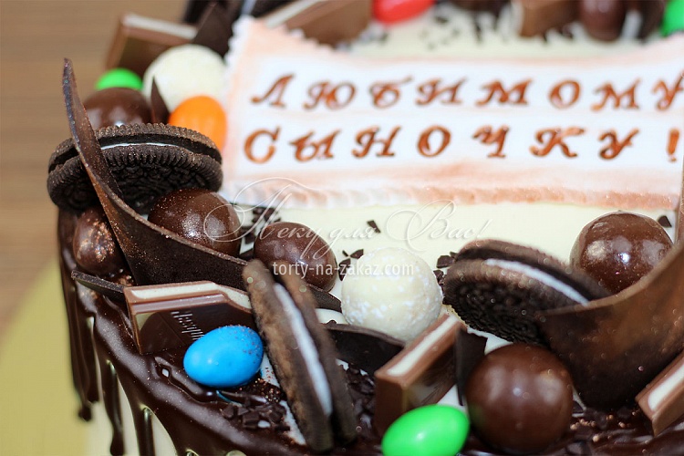 Торт праздничный кремовый с шоколадными подтеками и шоколадным декором Фото 6