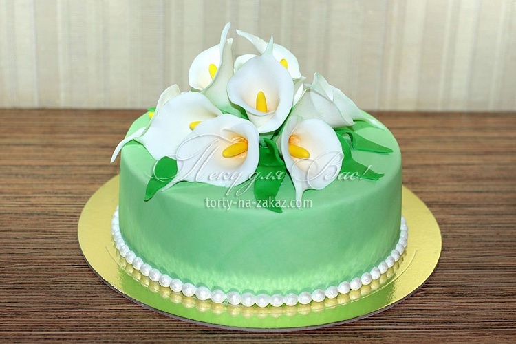 Праздничный мастичный торт с сахарными цветами