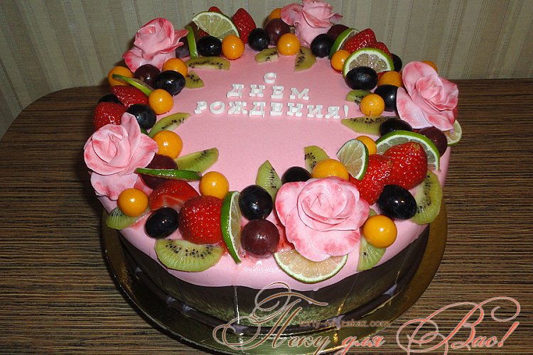 Праздничный торт с цветами и ягодами