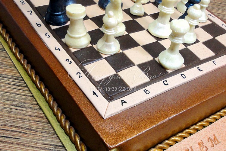 Торт праздничный мастичный «Шахматы» с шоколадными фигурами Фото 3