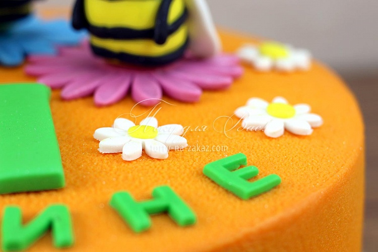 Торт детский велюровый на один годик с фигурками пчел на цветочках «Веселые пчелки» Фото 5