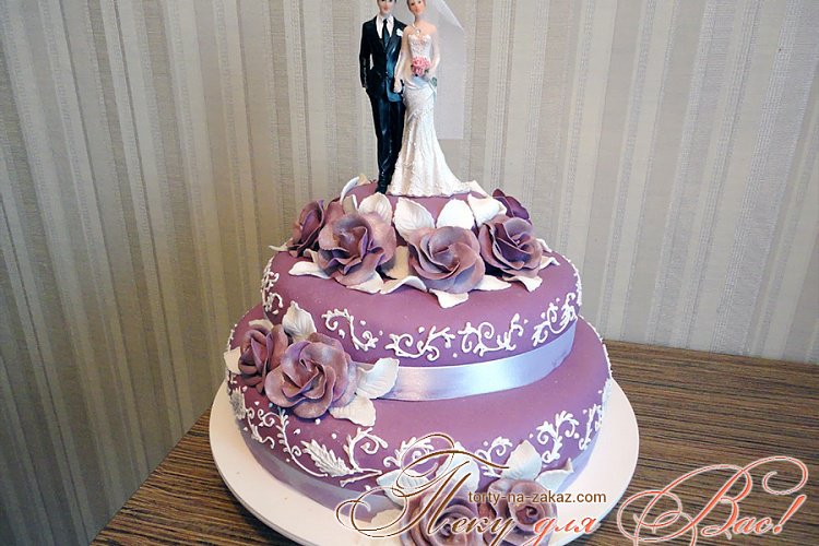 Свадебный сиреневый мастичный двухъярусный торт с розами украшенный узорами из айсинга
