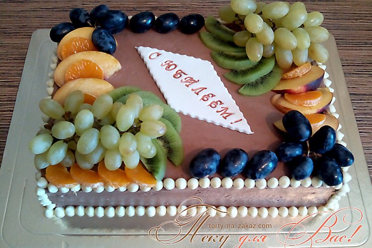 Праздничный торт с ягодами и фруктами