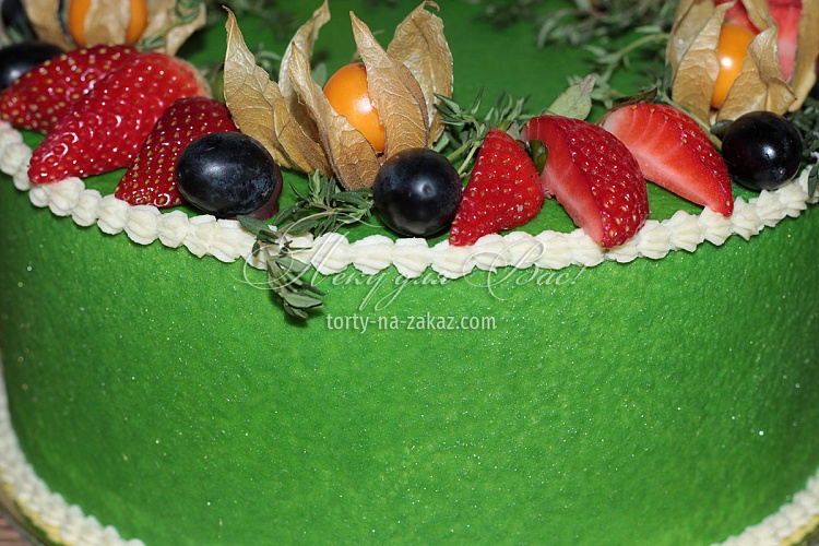Торт праздничный велюровый с ягодным оформлением Фото 6