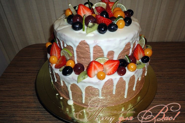 Свадебный торт двухъярусный со свежими ягодами