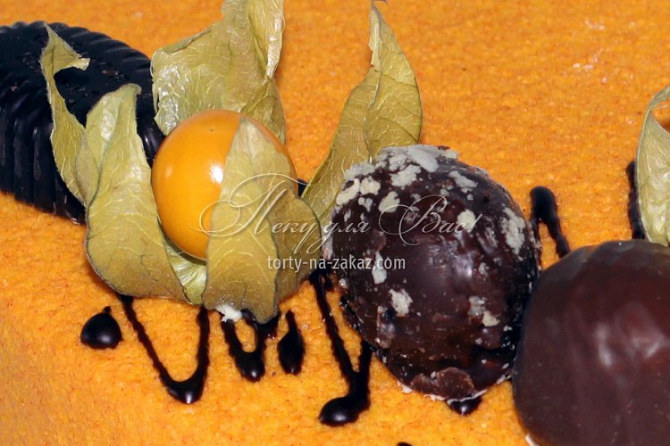 Торт праздничный велюровый, украшенный конфетами и физалисом, фото 4