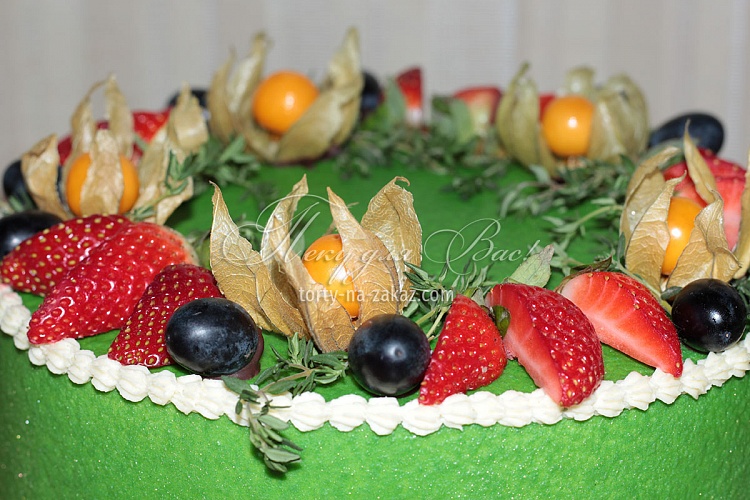 Торт праздничный велюровый с ягодным оформлением Фото 5