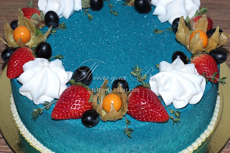 Торт праздничный велюровый со свежими ягодами и безе Фото 3