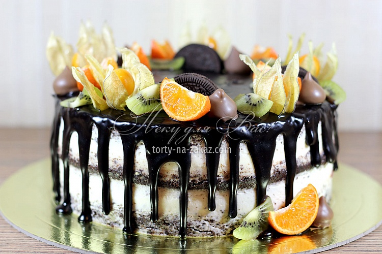 Торт праздничный кремовый, украшенный шоколадной глазурью, ягодами, фруктами и печеньем Орио Фото 3