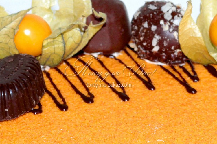 Торт праздничный велюровый, украшенный конфетами и физалисом, фото 6