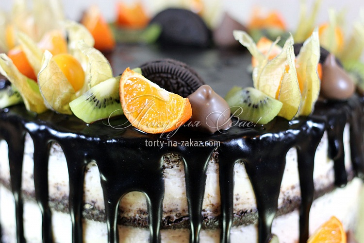 Торт праздничный кремовый, украшенный шоколадной глазурью, ягодами, фруктами и печеньем Орио Фото 7