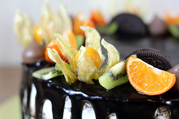 Торт праздничный кремовый, украшенный шоколадной глазурью, ягодами, фруктами и печеньем Орио Фото 4