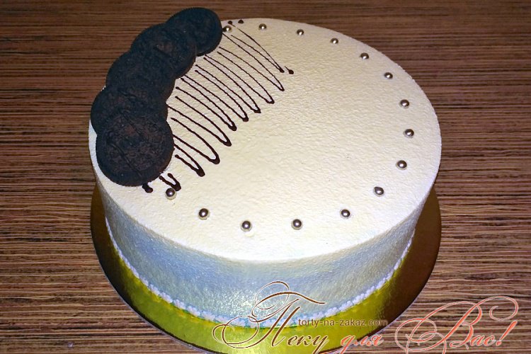 Велюровый торт украшенный печеньем Орио