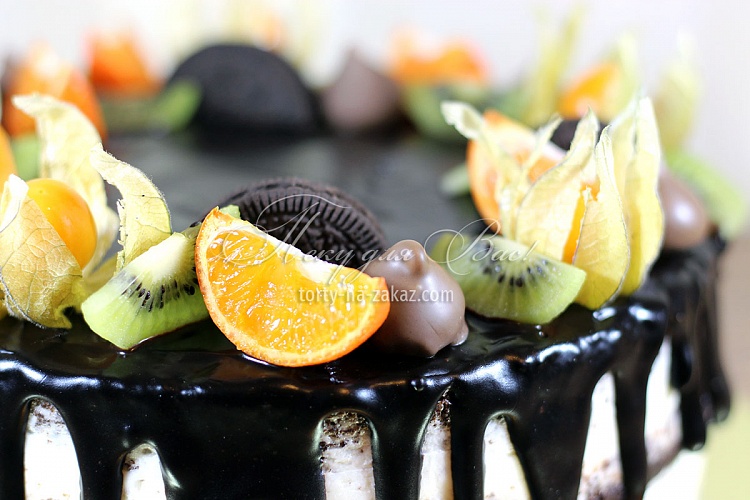 Торт праздничный кремовый, украшенный шоколадной глазурью, ягодами, фруктами и печеньем Орио Фото 5